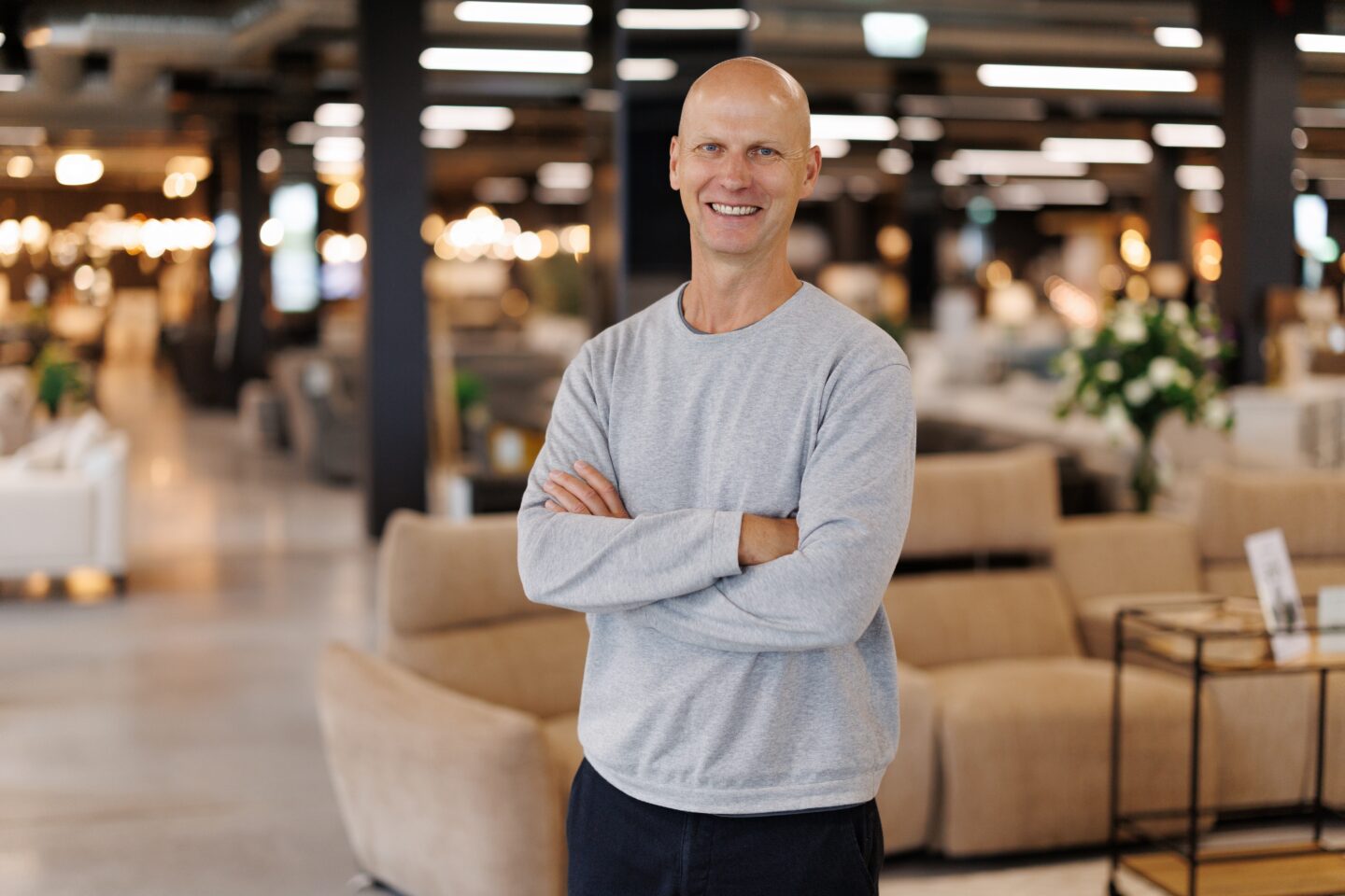 Mööbliaida rajaja, tegevjuht ja omanik Urmas Koorits tervitab kliente siiani müügisaalis. Fotograaf: Rauno Liivand