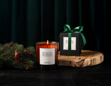 Apelsin-jõhvikas-kadakamari küünal kinkekarbis (220 g)